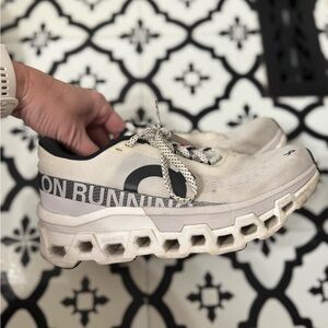 On Running white/black Sneakers